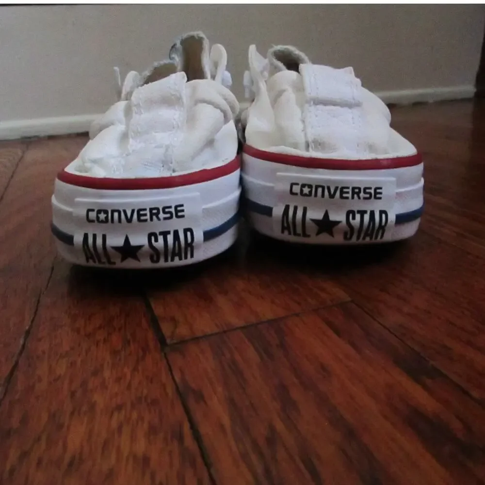 White Shoreline Slip On Low Top Sneakers Women’s 8 Converse